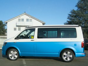 VW_T6_seitlich_hellblau_Auto folieren in Freiburg