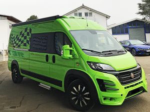 Wohnwagen Wohnmobil Reisemobil mit Folie bekleben Freiburg in Grün foliert