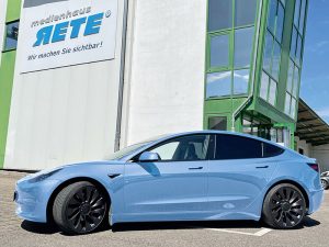 Tesla in blau folieren in Freiburg