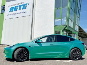 Tesla Folierung in grün Freiburg