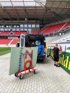 Montage Werbebanner Europa Park Stadion