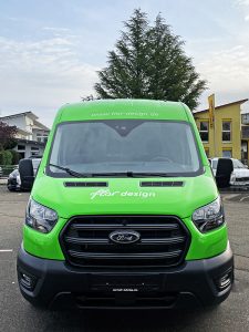 Lieferwagen Folierung in Grün in Freiburg Frontansicht